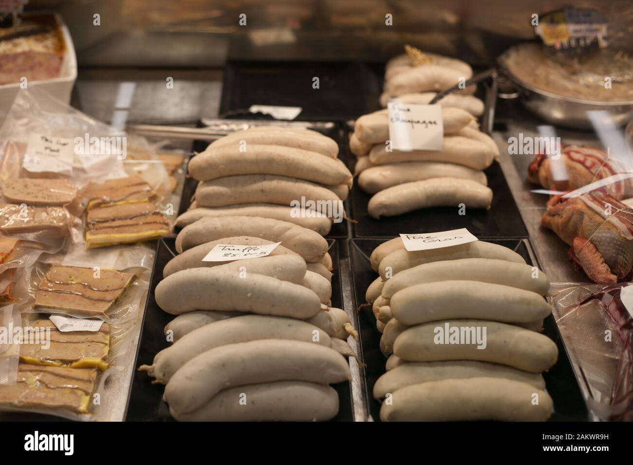 Boudin blanc con foie gras e tartufi in vendita a Les Halles de Pau, mercato interno, Pau, Pirenei Atlantici, Nouvelle Aquitaine, Francia Foto Stock