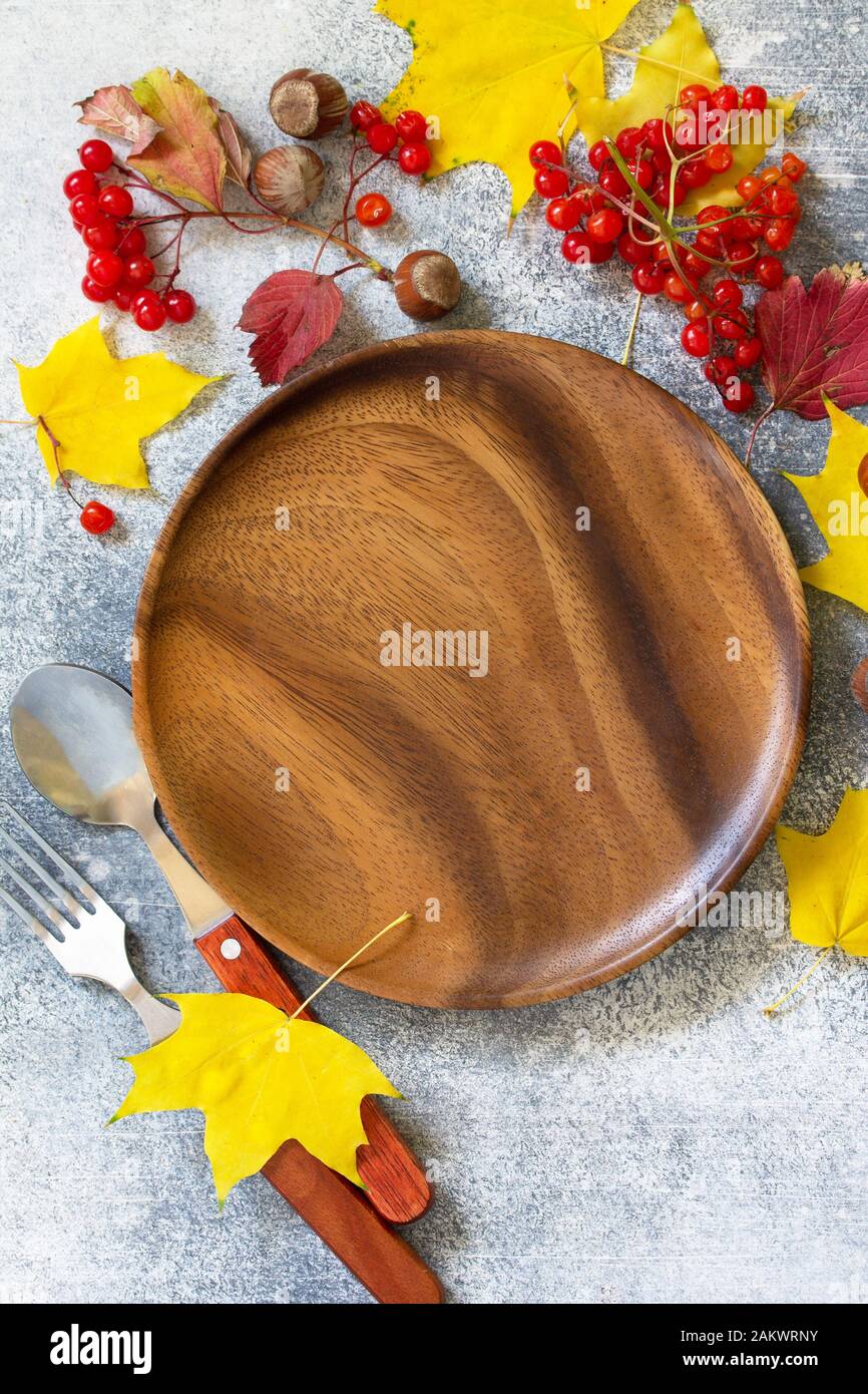Autunno impostazione tabella. Ringraziamento o raccolto autunnale impostazione tabella con argenti e la cornice delle foglie. Vista superiore piatta. laici Spazio libero per il tuo testo. Foto Stock