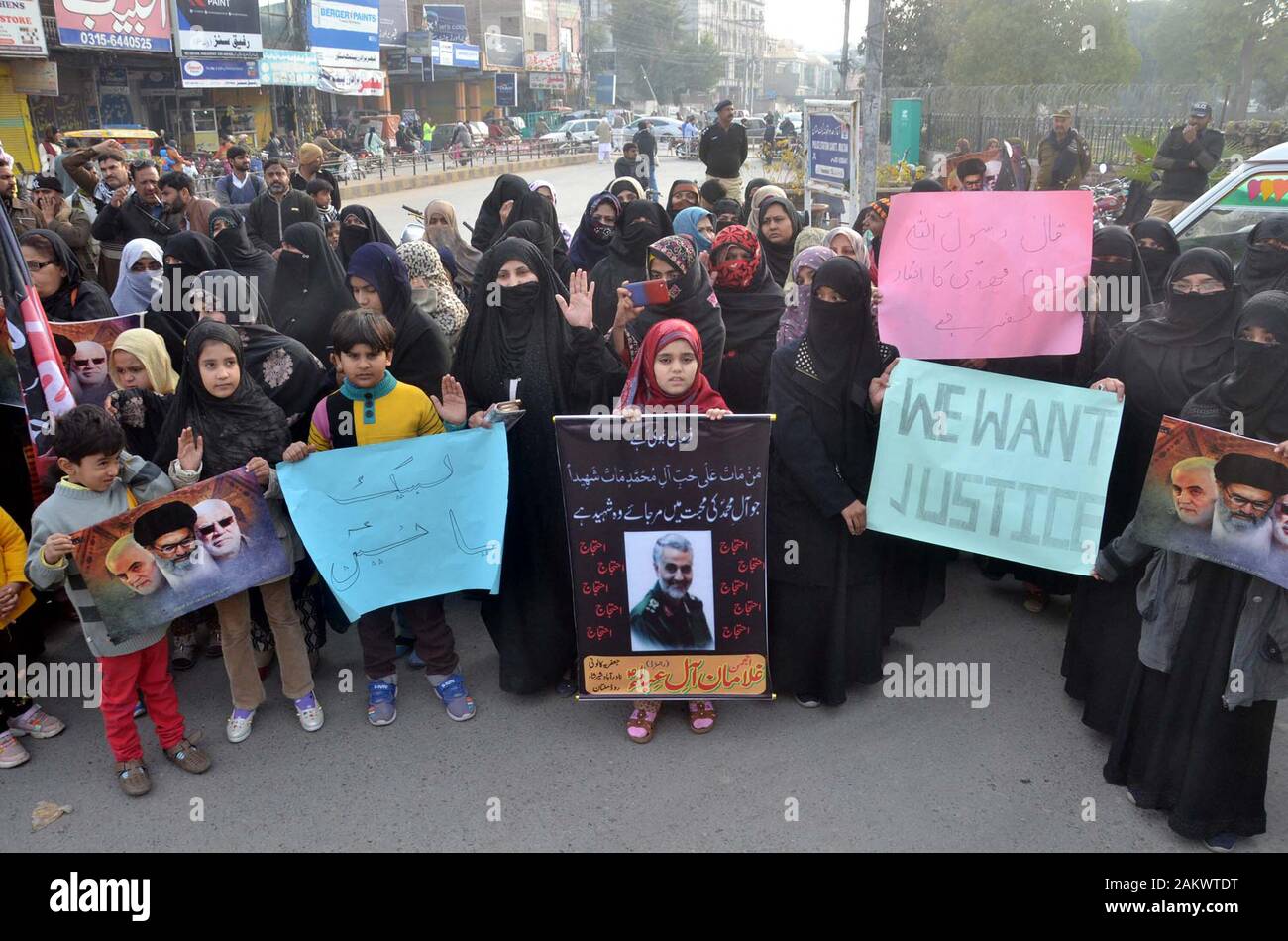 Più religiosi i partiti e i gruppi politici sono holding manifestazione di protesta contro l'uccisione di General Maggiore iraniano Qassim Suleimani in un attacco degli Stati Uniti a Baghdad, in Multan su Venerdì, 10 gennaio 2020. Foto Stock