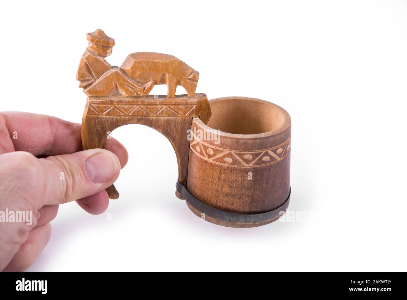 Tazza di legno usata dagli allevatori di pecore in montagna Foto Stock