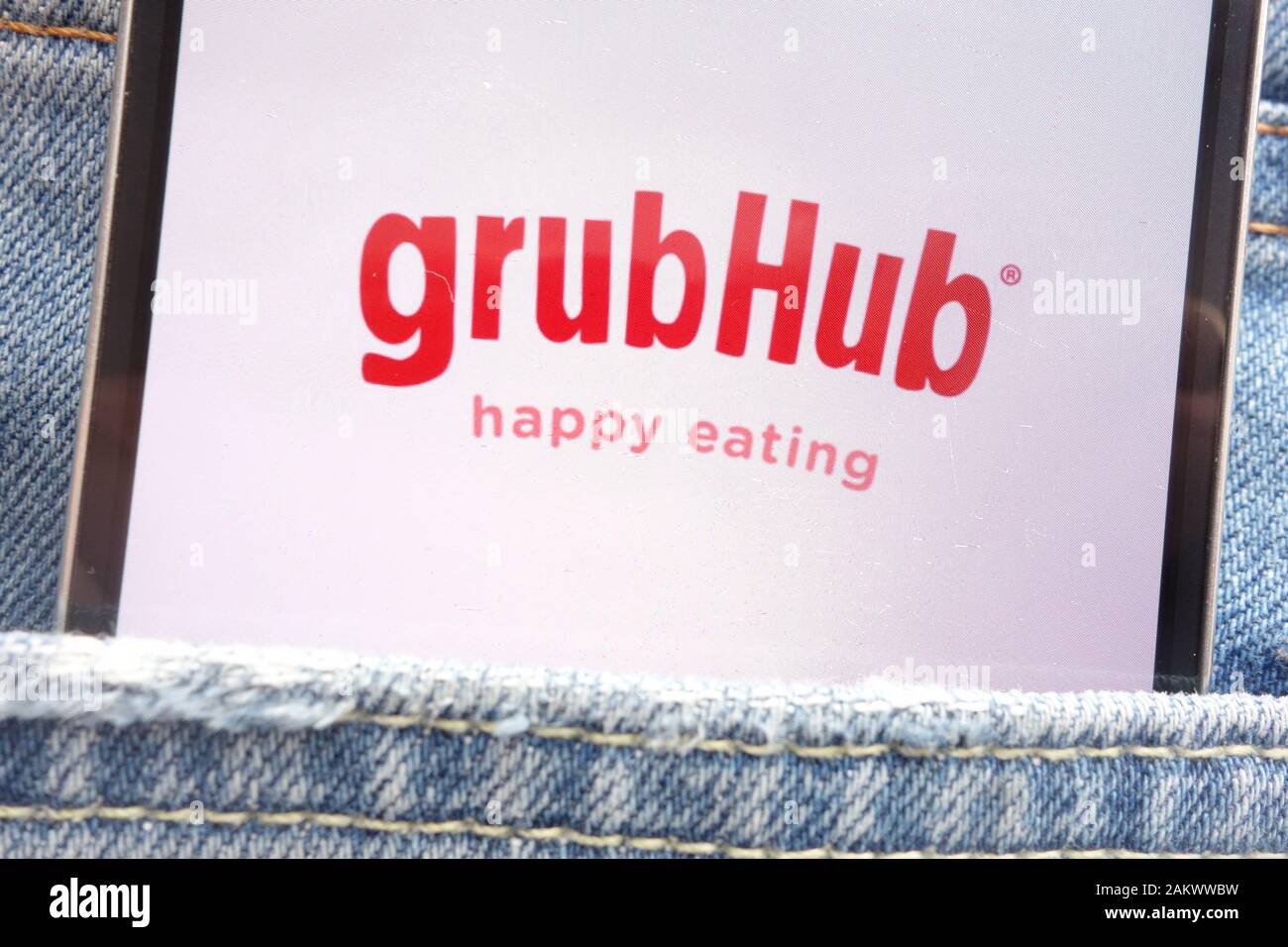 Grubhub logo visualizzato sullo smartphone nascosto nella tasca dei jeans Foto Stock
