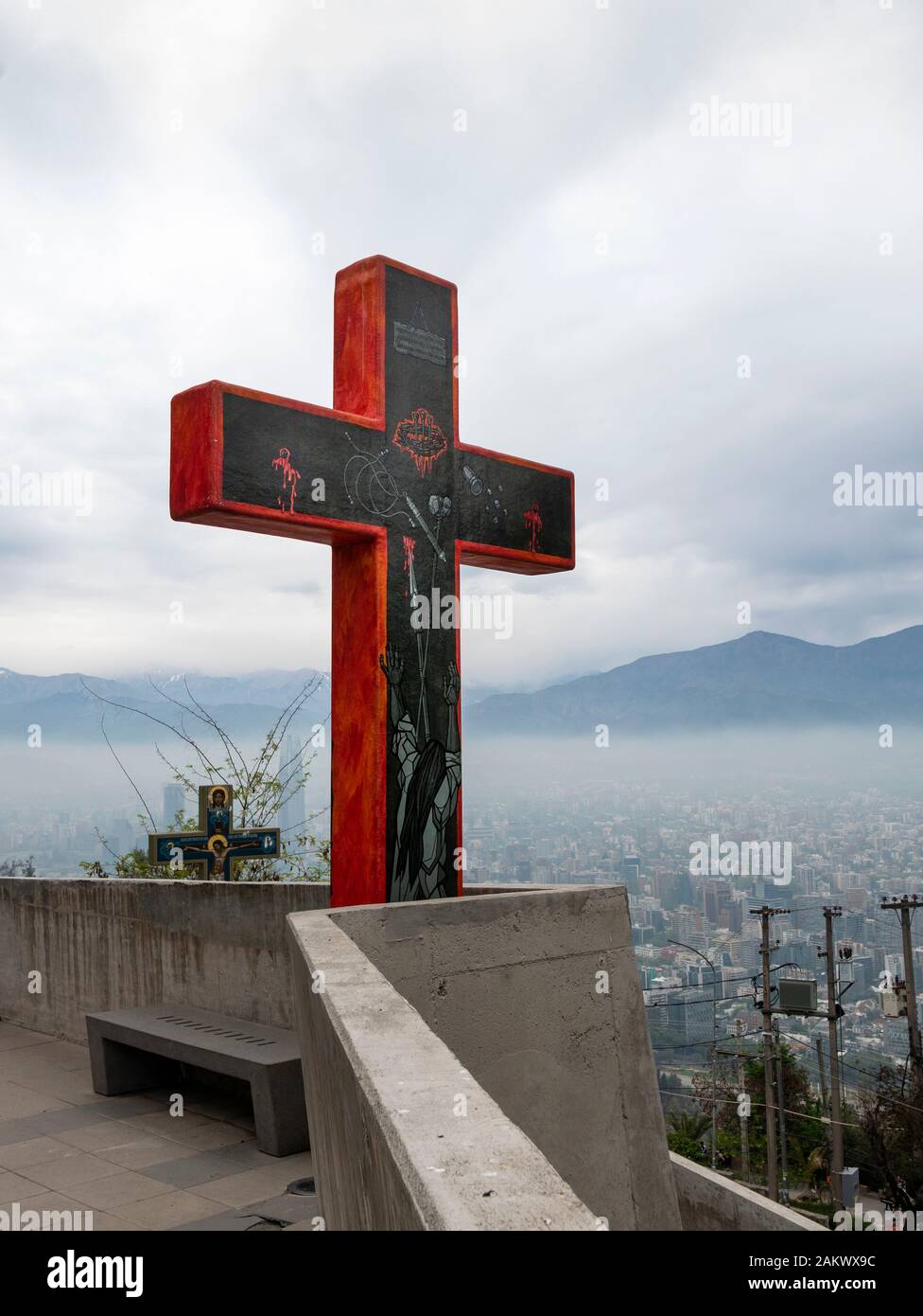 Crocifisso sul Camino de las siete palabras (modo di sette parole) Cerro San Cristobal, Santiago del Cile. Foto Stock