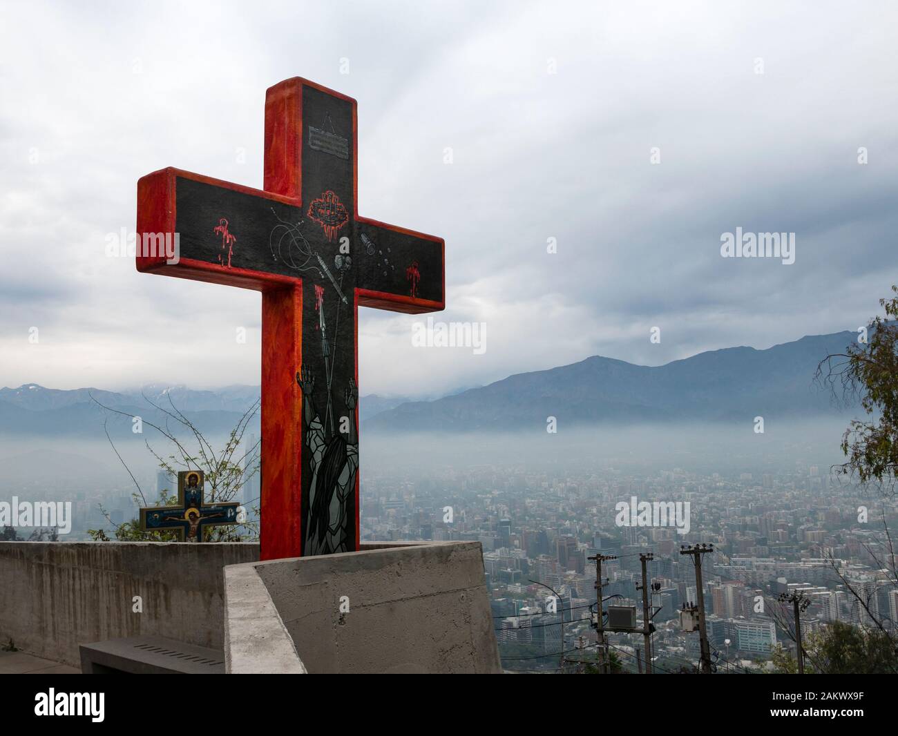 Crocifisso sul Camino de las siete palabras (modo di sette parole) Cerro San Cristobal, Santiago del Cile. Foto Stock