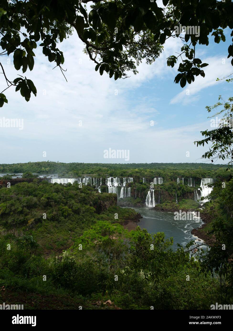 Vista verso le Cascate di Iguassù (cascate Iguacu) in Argentina come visto dal lato Brasiliano delle Cascate. Cascate Iguacu, il Parco Nazionale del Brasile. Foto Stock