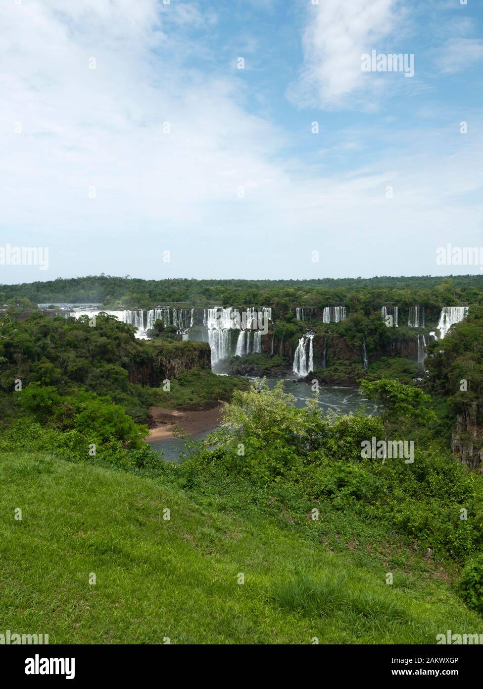 Vista verso le Cascate di Iguassù (cascate Iguacu) in Argentina come visto dal lato Brasiliano delle Cascate. Cascate Iguacu, il Parco Nazionale del Brasile. Foto Stock