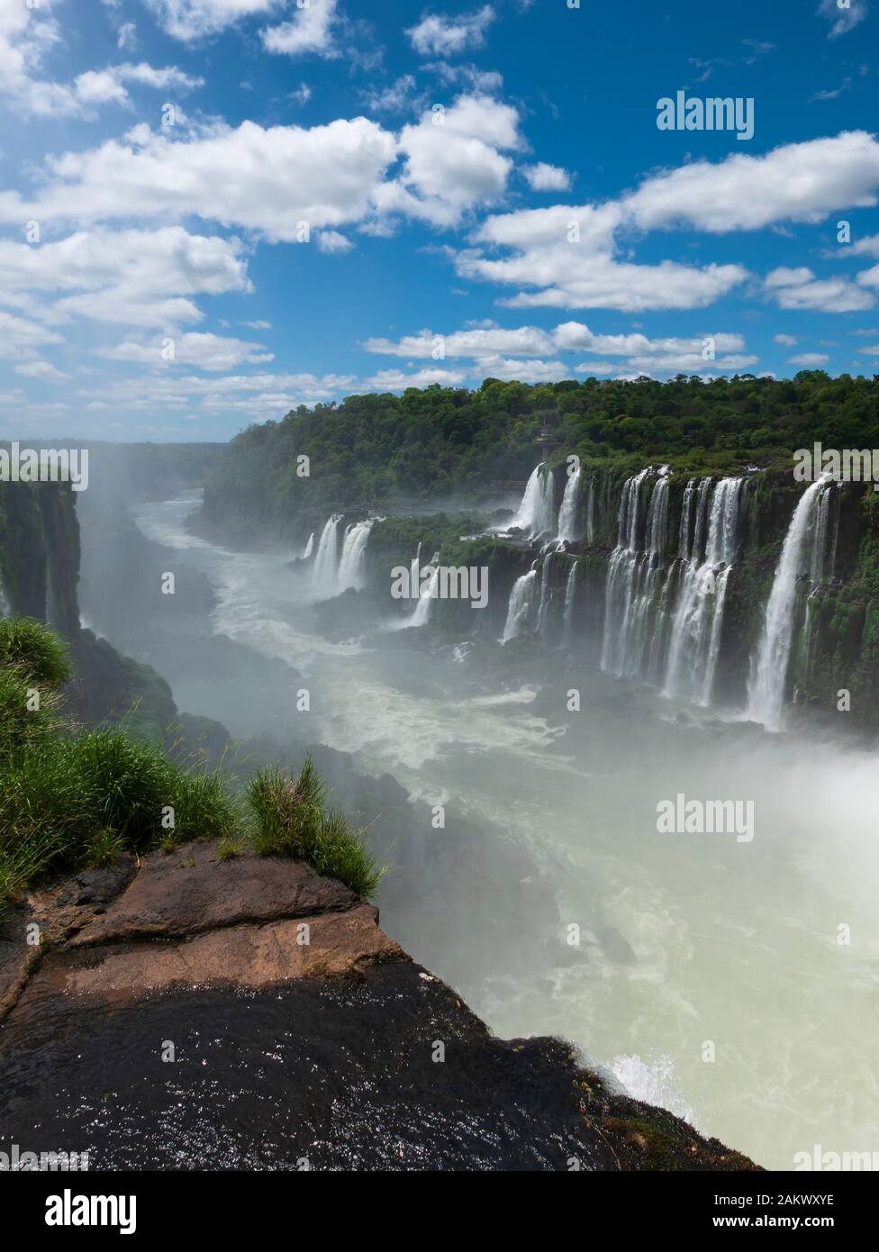 Gola del Diavolo, (Garganta del Diablo / Garganta do Diabo) Iguazu Falls (cascate Iguacu) come si vede dall'Iguazu Falls National Park, Argentina. Foto Stock