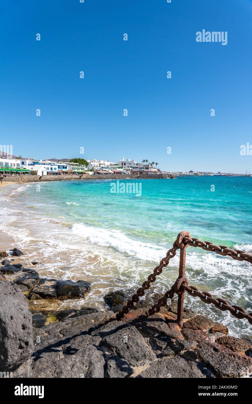 Playa Bianca, Lanzarote, Isole Canarie. Acque turchesi e la spiaggia Foto Stock