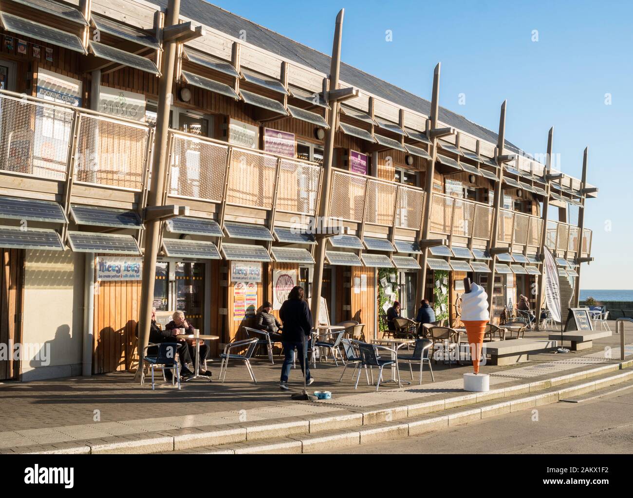 La gente seduta al di fuori di un cafe a Seaham harbour marina, Co. Durham, England, Regno Unito Foto Stock