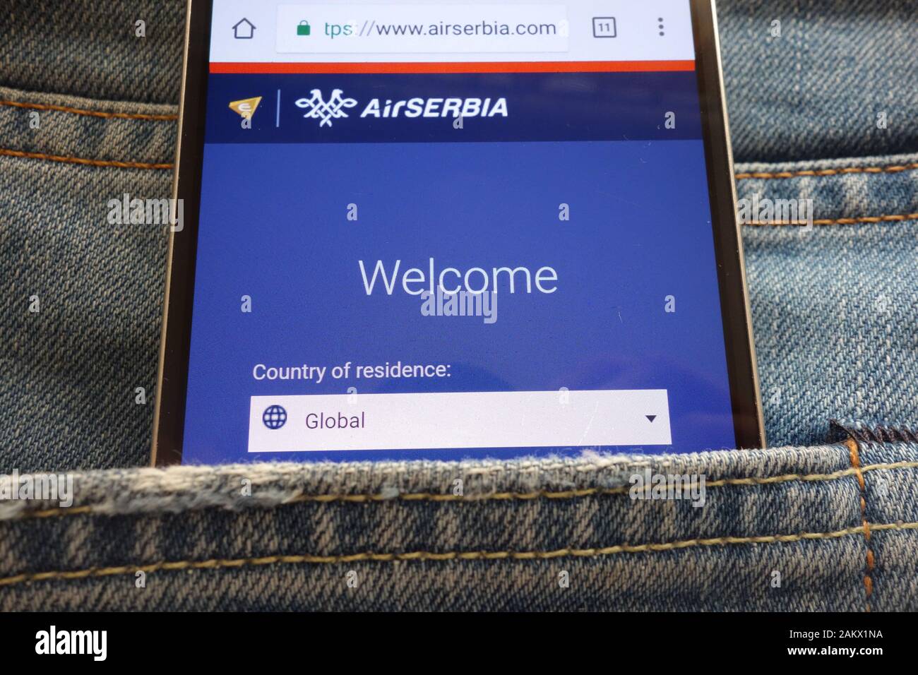 Aria Serbia sito web visualizzato sullo smartphone nascosto nella tasca dei jeans Foto Stock