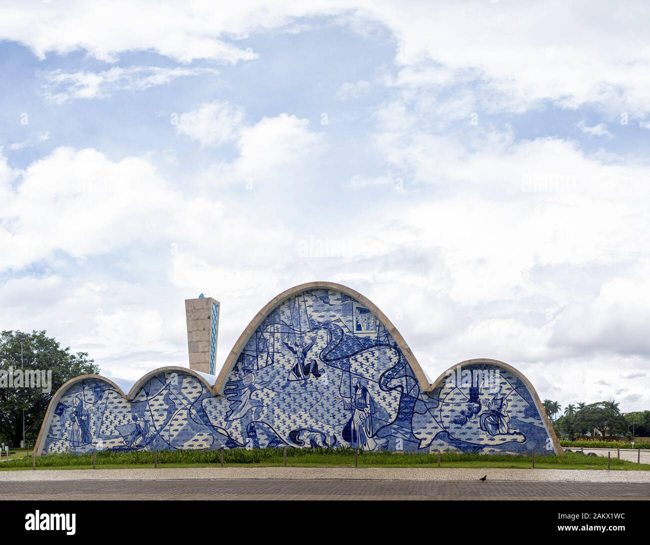 Esterno della cappella e la chiesa in onore di San Francisco de Asis progettato dall architetto Oscar Niemeyer contro un bianco e blu cielo mimando il Foto Stock