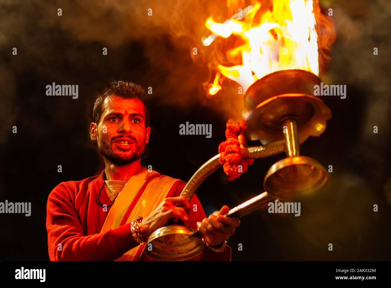 VARANASI, INDIA, 17 gennaio 2019 : Ritratto di sacerdoti indù sventolando fire cup durante la ganga Aarti cerimonia lungo la riva del fiume Foto Stock