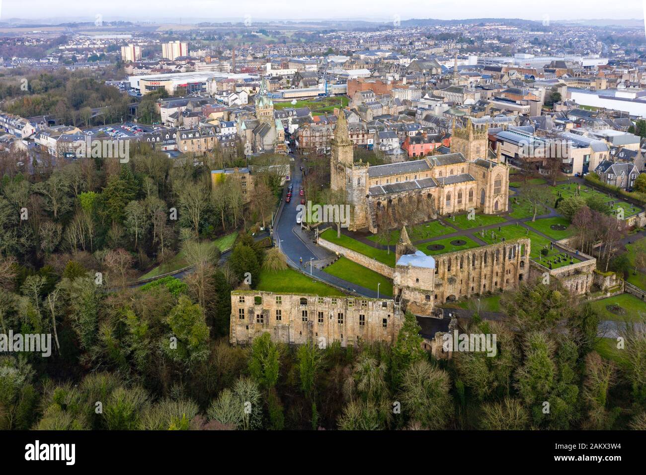 Vista aerea del Dunfermlne Abbey e il Palazzo e la città verso la parte posteriore, Dunfermline, Fife, Scozia, Regno Unito Foto Stock