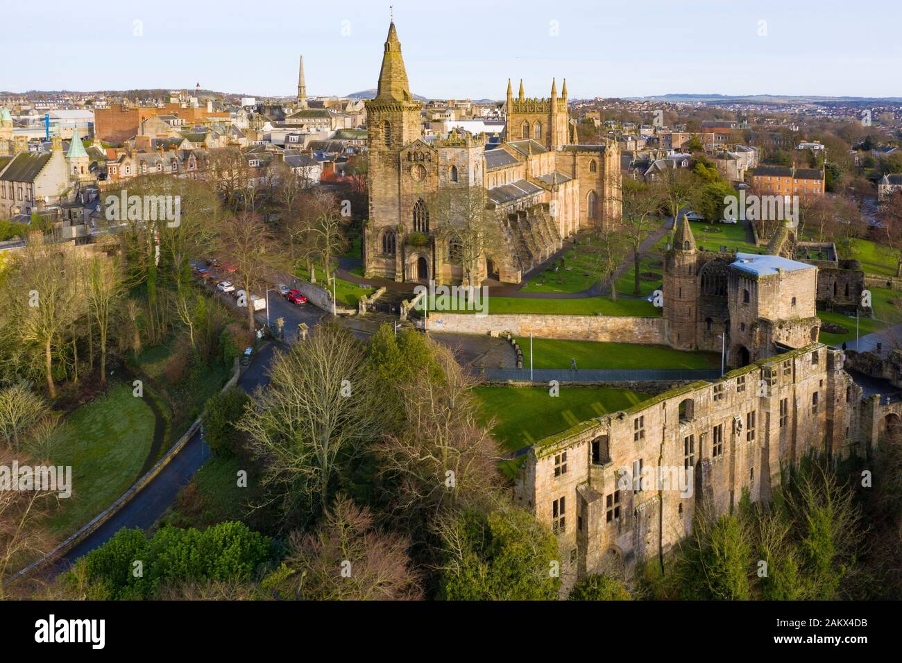 Vista aerea del Dunfermlne abbazia e Palazzo, Dunfermline, Fife, Scozia, Regno Unito Foto Stock