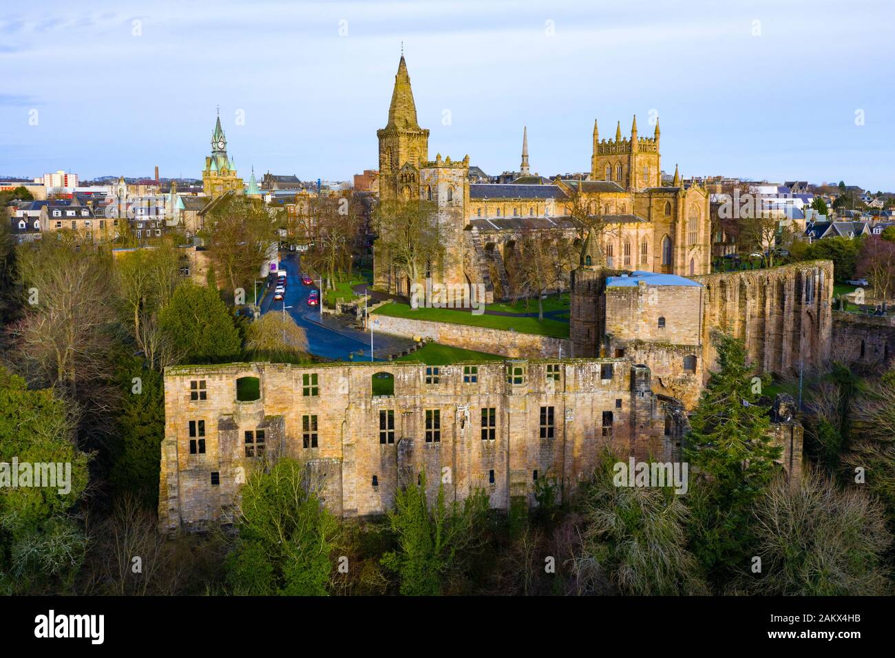Vista aerea del Dunfermlne abbazia e Palazzo, Dunfermline, Fife, Scozia, Regno Unito Foto Stock