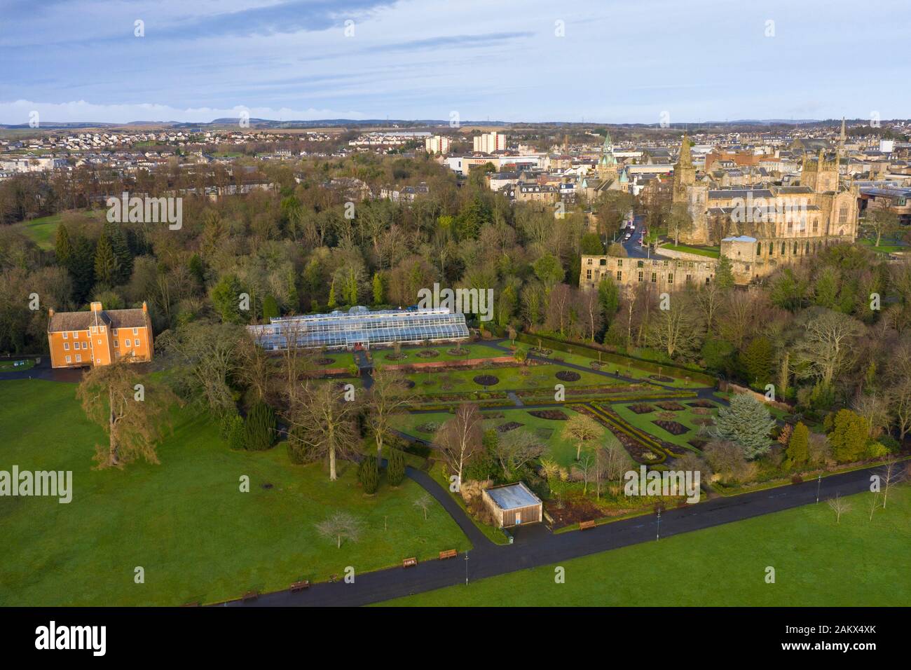 Vista aerea del Dunfermlne abbazia e Palazzo dal Pittencrieff Park, Dunfermline, Fife, Scozia, Regno Unito Foto Stock