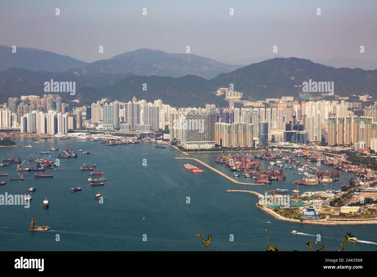 Porto di Hong Kong - una vista del porto di carico industriale o porto dal picco, Hong Kong Asia Foto Stock