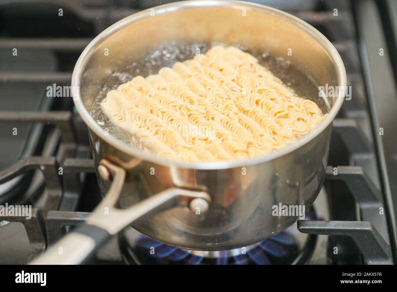 La Tagliatella. Acqua bollente per fast-la cucina a base di noodle istantanei in una pentola. Popolare stile thai piccante e speziato di Zuppa noodle in cibo Cinese tagliatelle. Alta sod Foto Stock