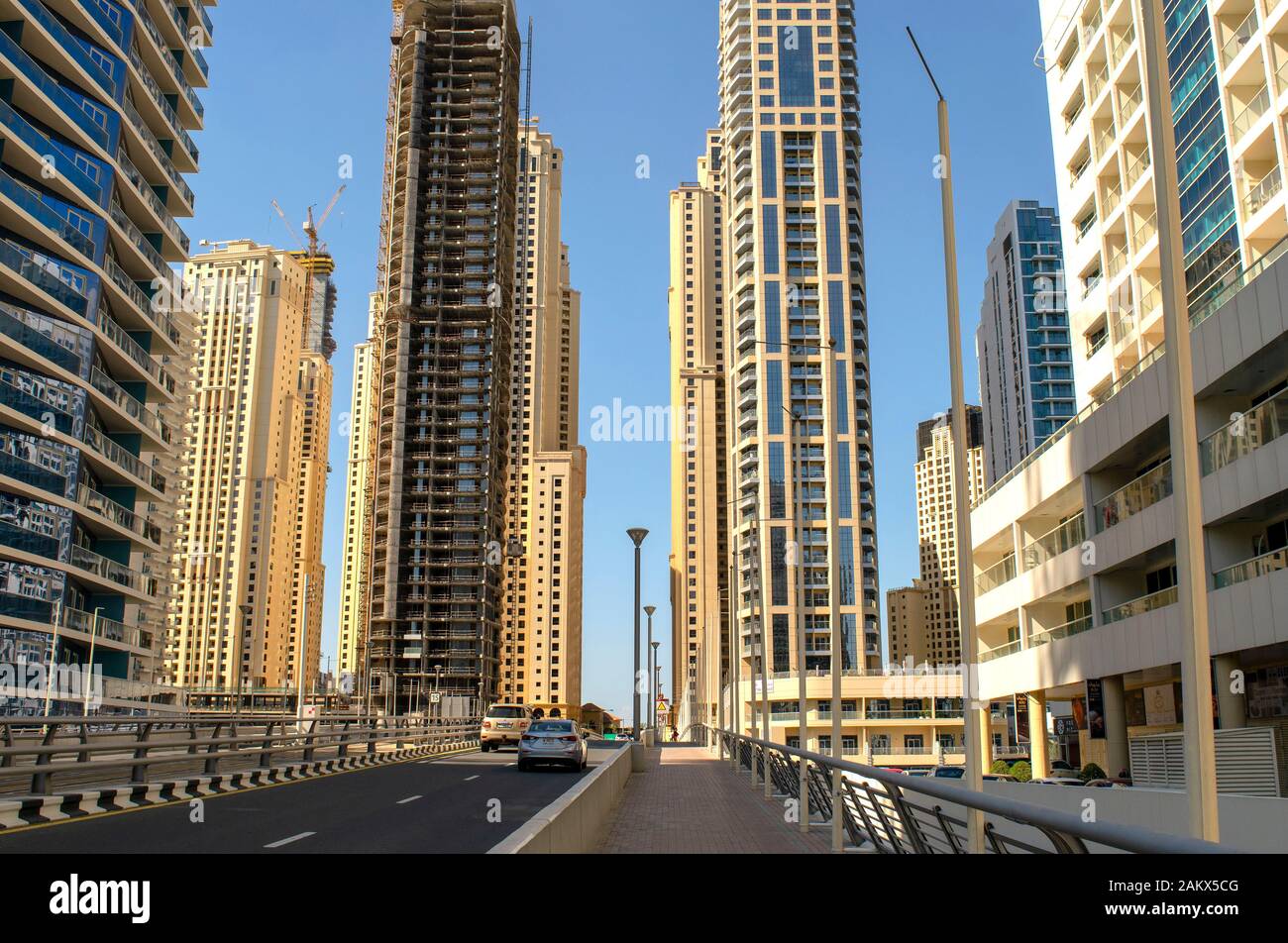 Dubai/EMIRATI ARABI UNITI - 7 Novembre 2019: vista del JBR street. Jumeirah Beach Residence e Marina a piedi. Strada di Dubai e il ponte. Foto Stock