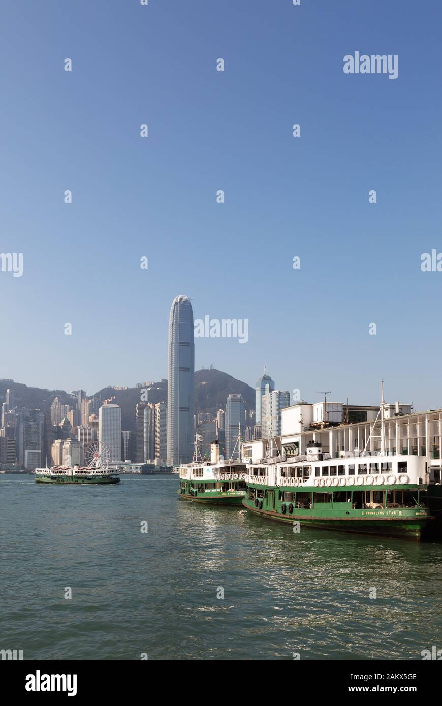 Traghetto Star di Hong Kong - traghetti a tre stelle nel porto di Hong Kong al molo Star Ferry, in una giornata di sole a novembre, Hong Kong Asia Foto Stock