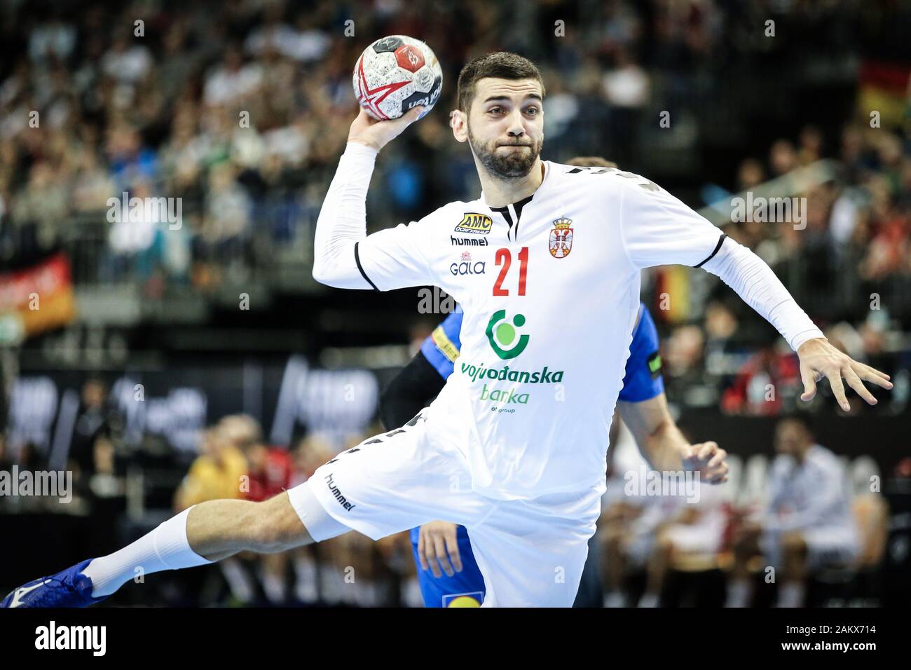 Berlino, Germania, 12 gennaio 2019: Il giocatore di pallamano serbo Vanja Ilic spara la palla durante la partita di pallamano tra Serbia e Francia Foto Stock