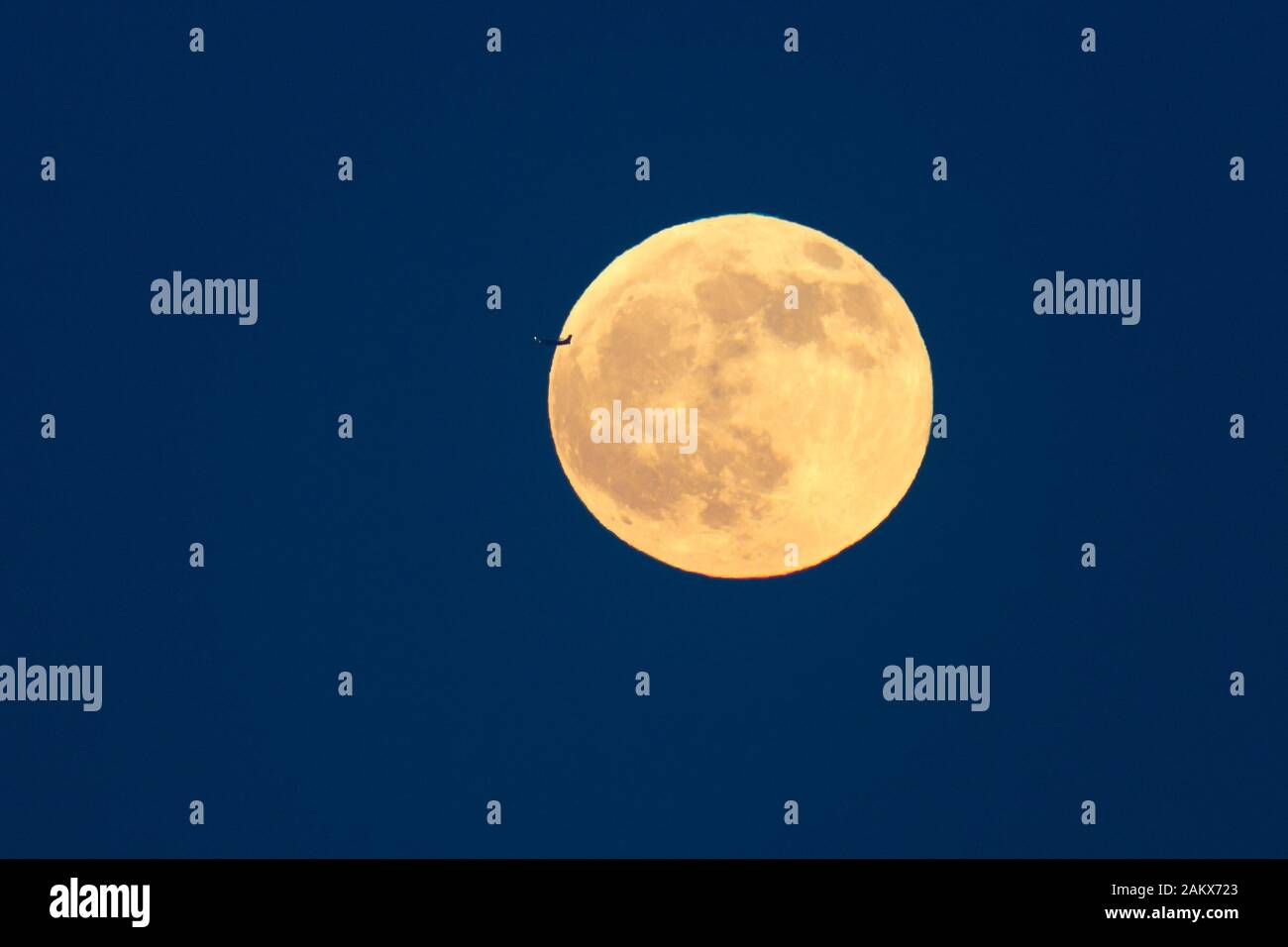 Luna piena o luna di lupo con gli aerei che volano in fron Foto Stock