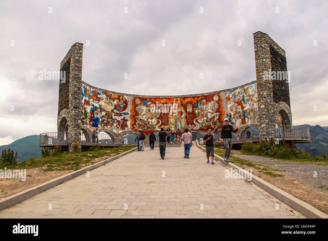 6-16-2019 Military Highway Georgia - Russia-Georgia Friendship Monument - costruito nel 1983 celebra l'amicizia tra l'allora Unione Sovietica Georgia e Soviet Foto Stock