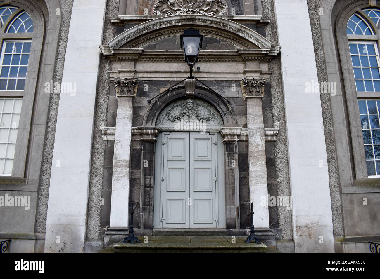 Una porta gotica con intricati dettagli in pietra Foto Stock