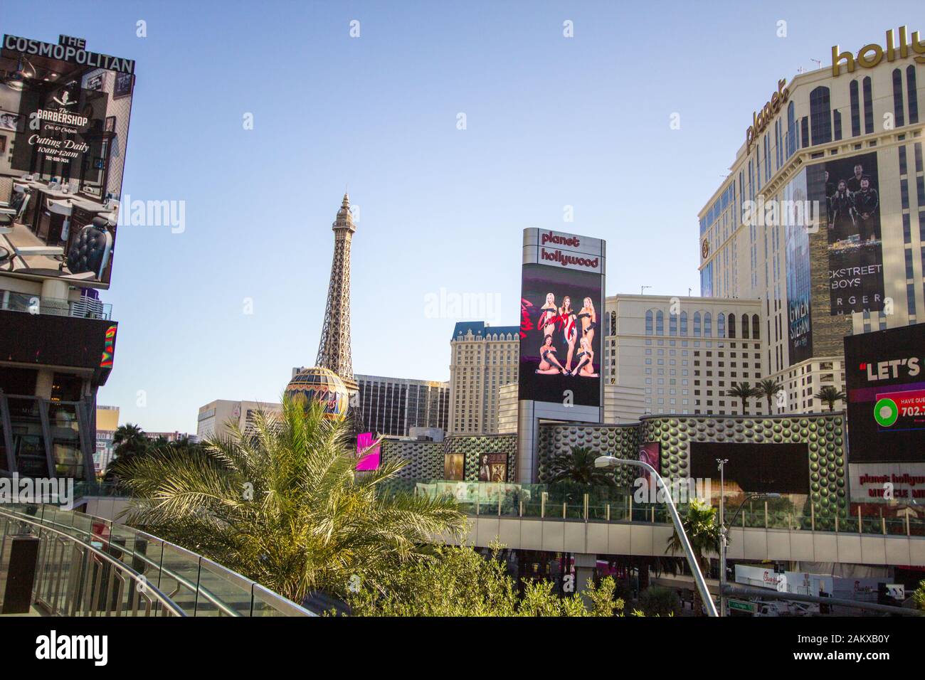 Las Vegas, Nevada - Ore diurne vista panoramica della famosa Strip di Las Vegas con il Planet Hollywood e il Paris Resort And Casino. Foto Stock