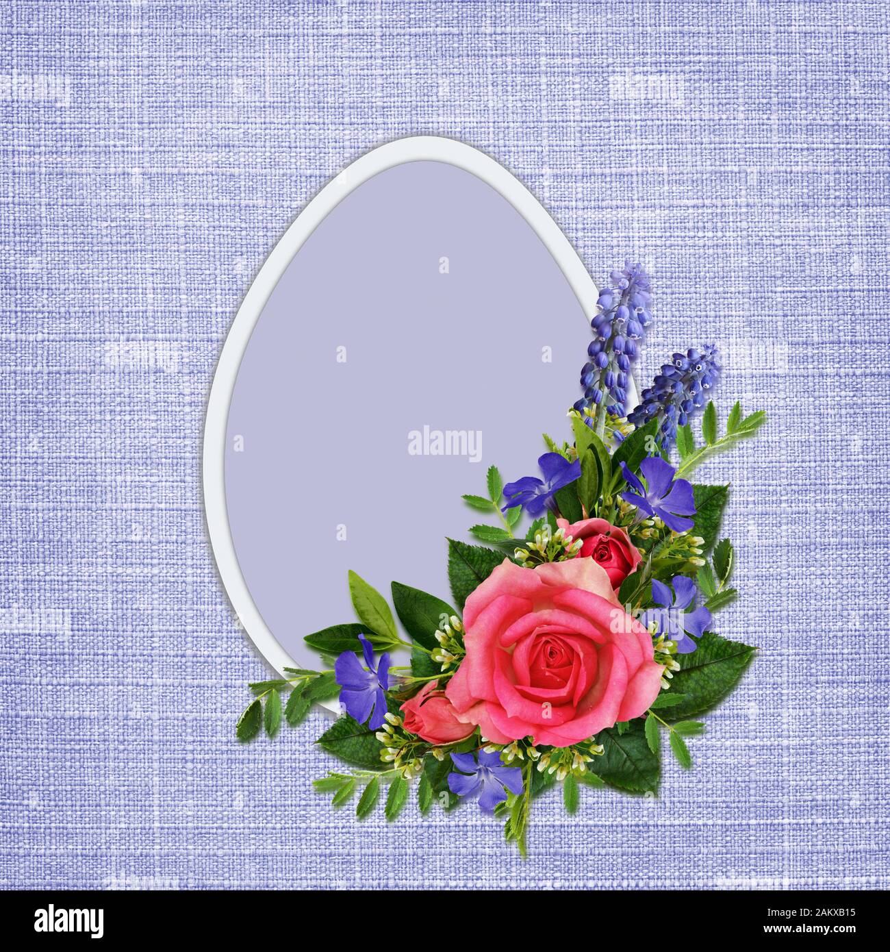 Bouquet di rose e fiori selvatici con uovo di Pasqua su sfondo blu di tela Foto Stock