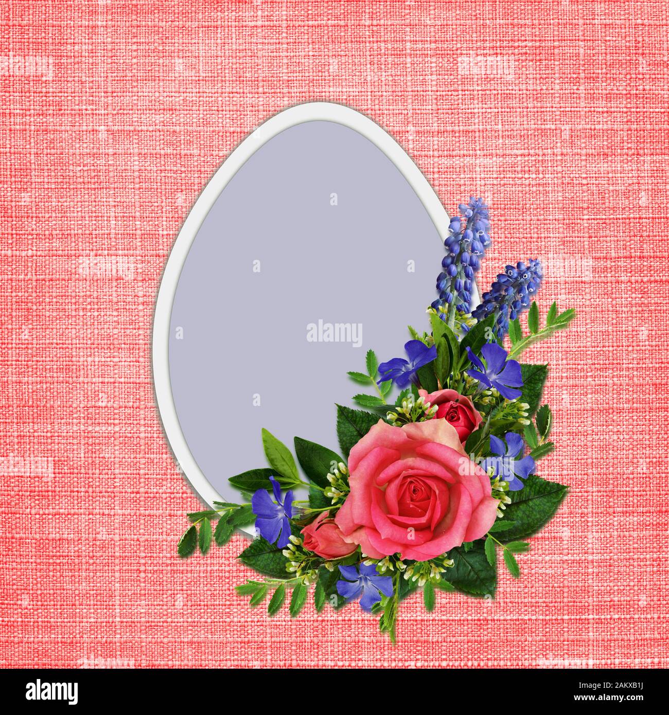 Bouquet di rose e fiori selvatici con uovo di Pasqua su fondo di tela rossa Foto Stock