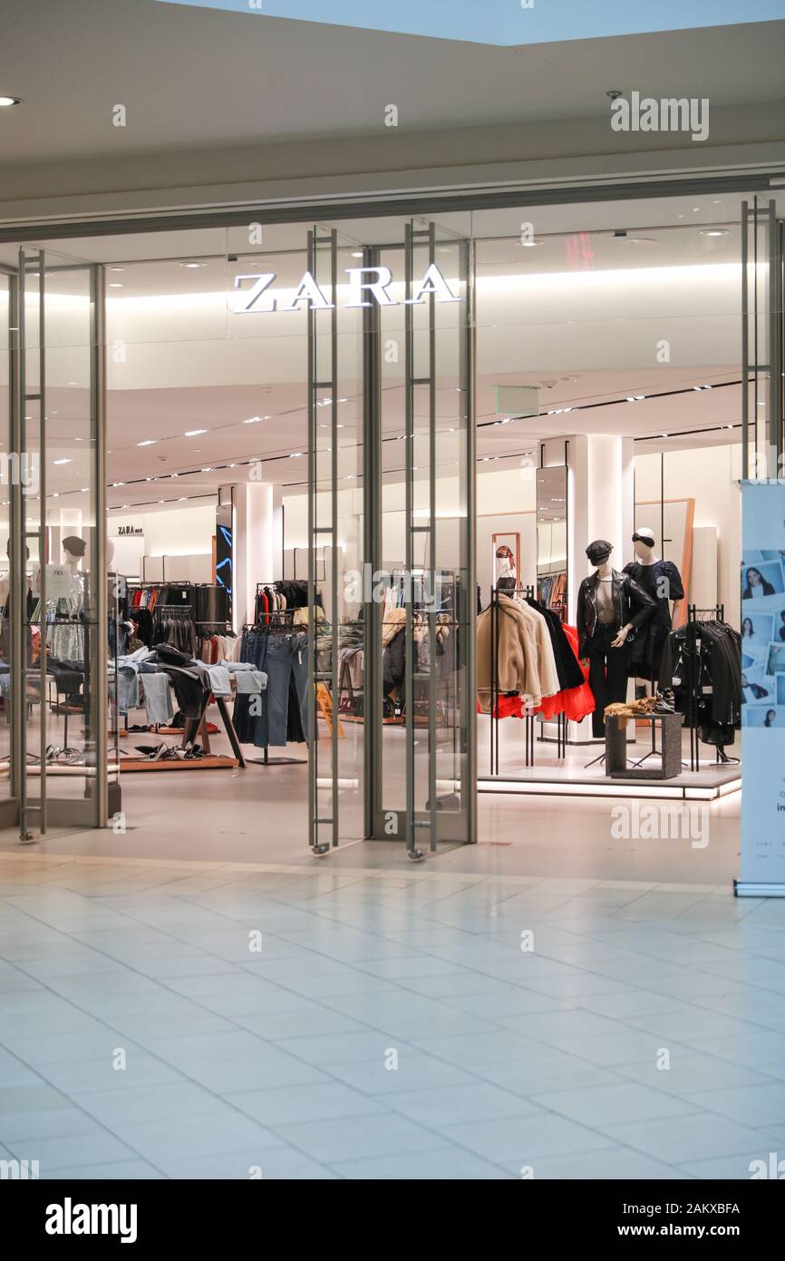 Princeton New Jersey 22 Dicembre 2019: Zara negozio di moda nel centro commerciale. Il logo del marchio e visualizzare all'interno del negozio. - Immagine Foto Stock