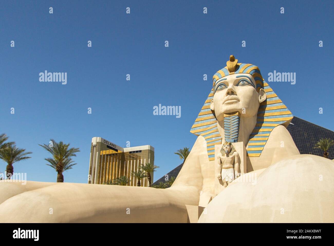Las Vegas, Nevada, Stati Uniti d'America - 6 Maggio 2019: Close up del famoso Luxor Sphinx con Mandalay Bay Resort and Casino sulla soleggiata giornata estiva. Foto Stock