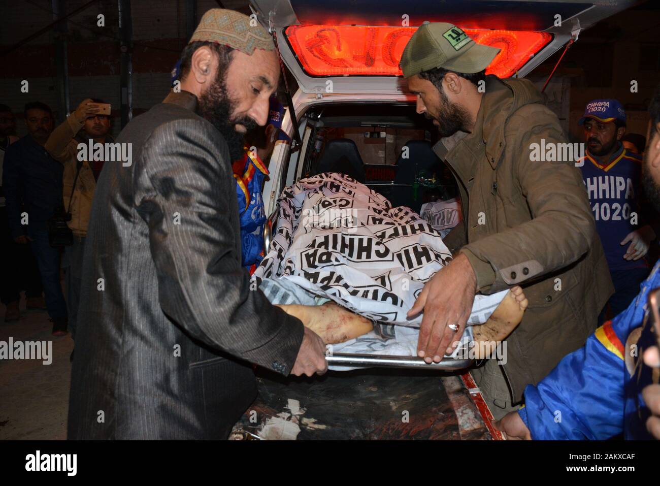 Quetta, Pakistan. 10 gen 2020. Soccorritori trasferire un corpo di un ospedale a seguito di una esplosione a Quetta, provincia di Balochistan, in Pakistan, il 10 gennaio, 2020. Una esplosione ha colpito una moschea a Quetta il venerdì notte, uccidendo almeno 14 persone e il ferimento di altri 20, un alto funzionario di polizia ha detto. (Foto di Asad/Xinhua) Credito: Xinhua/Alamy Live News Foto Stock