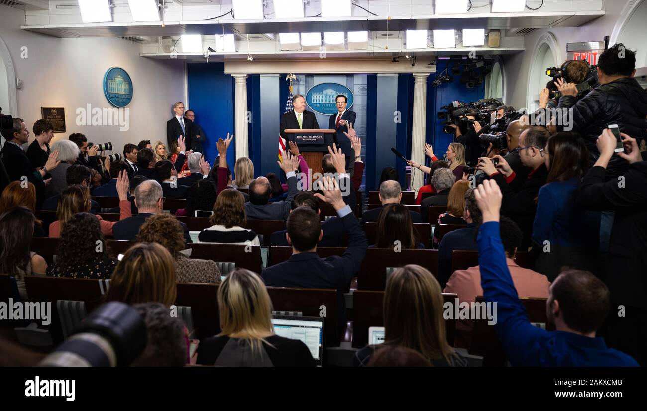Stati Uniti Il segretario di Stato Mike Pompeo e U.S. Il segretario del Tesoro Steven Mnuchin parlare alla stampa della Casa Bianca Press Briefing Room a Washington. Foto Stock