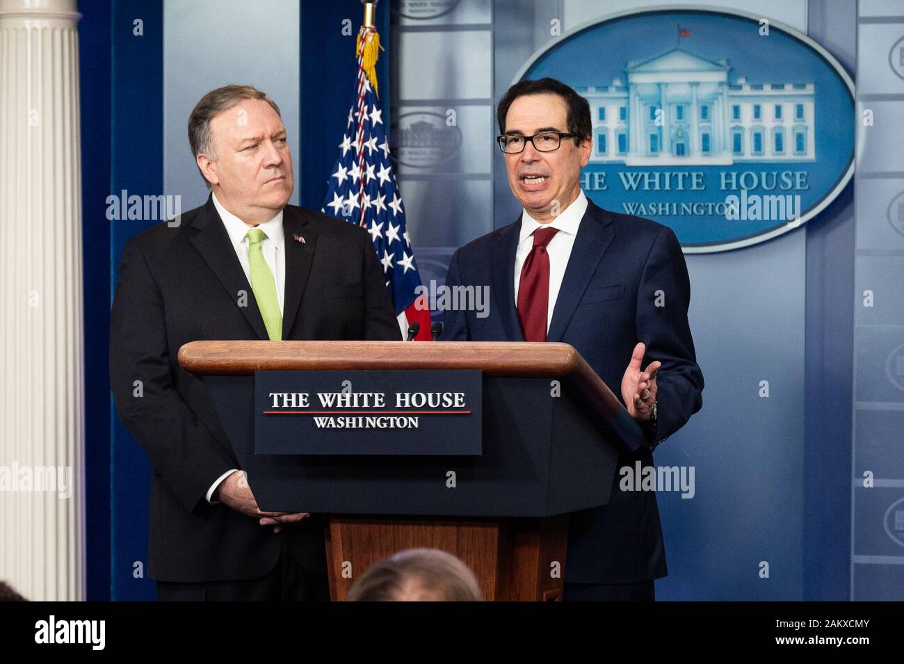 Stati Uniti Il segretario di Stato Mike Pompeo e U.S. Il segretario del Tesoro Steven Mnuchin parlare alla stampa della Casa Bianca Press Briefing Room a Washington. Foto Stock