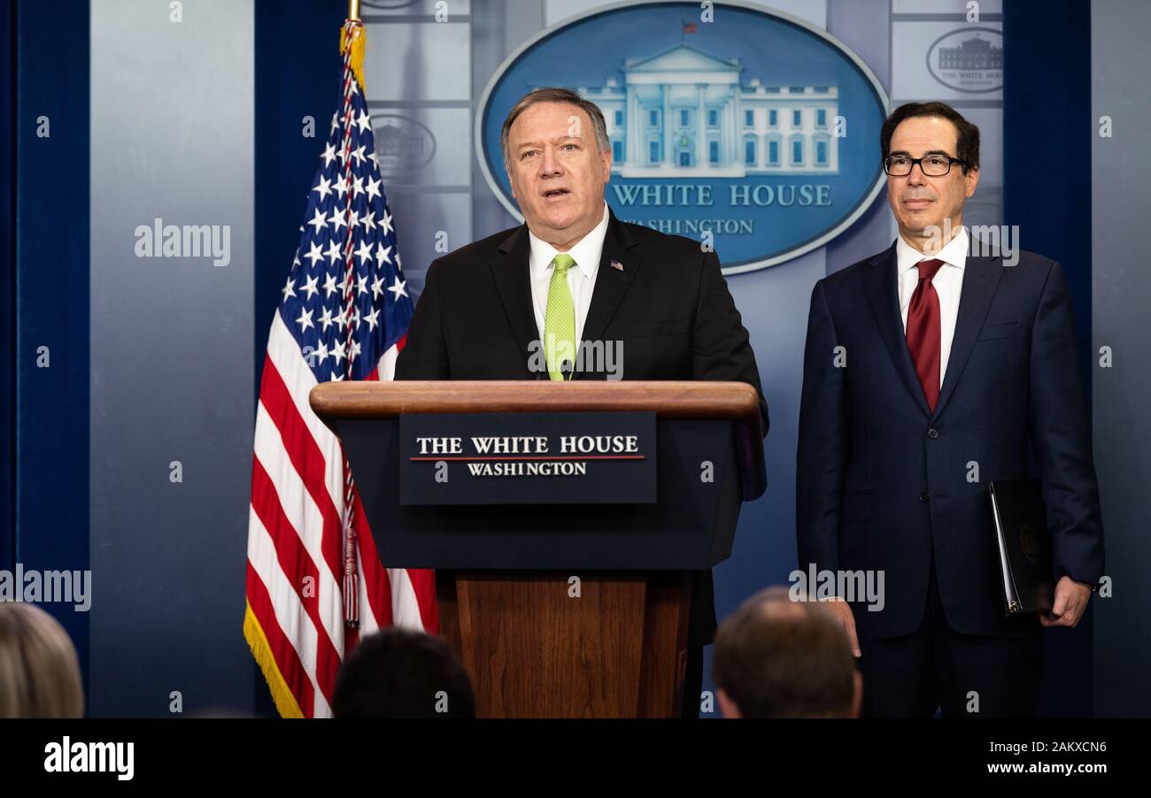 Stati Uniti Il segretario di Stato Mike Pompeo e U.S. Il segretario del Tesoro Steven Mnuchin parlare alla stampa della Casa Bianca Press Briefing Room a Washington. Foto Stock