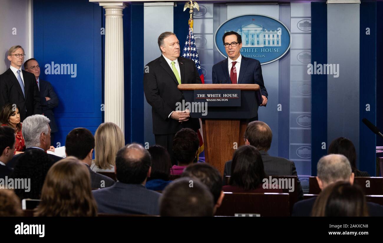 Stati Uniti Il segretario di Stato Mike Pompeo e U.S. Il segretario del Tesoro Steven Mnuchin parlare alla stampa della Casa Bianca Press Briefing Room a Washington. Foto Stock