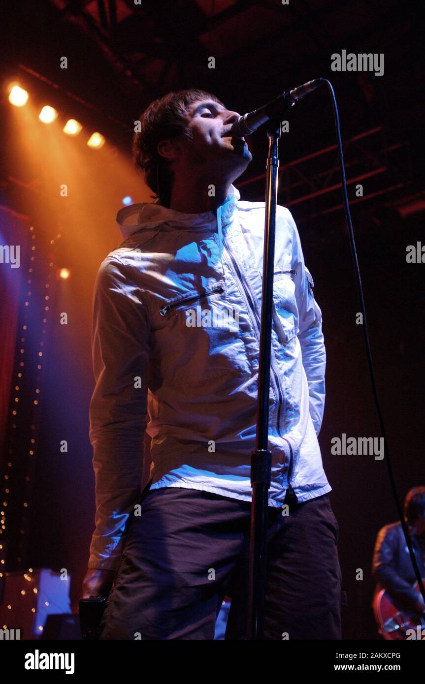 Milano Italia 12/05/2005 concerto dal vivo dell'oasi all'Alcatraz : Il cantante Liam Gallagher durante il concerto Foto Stock
