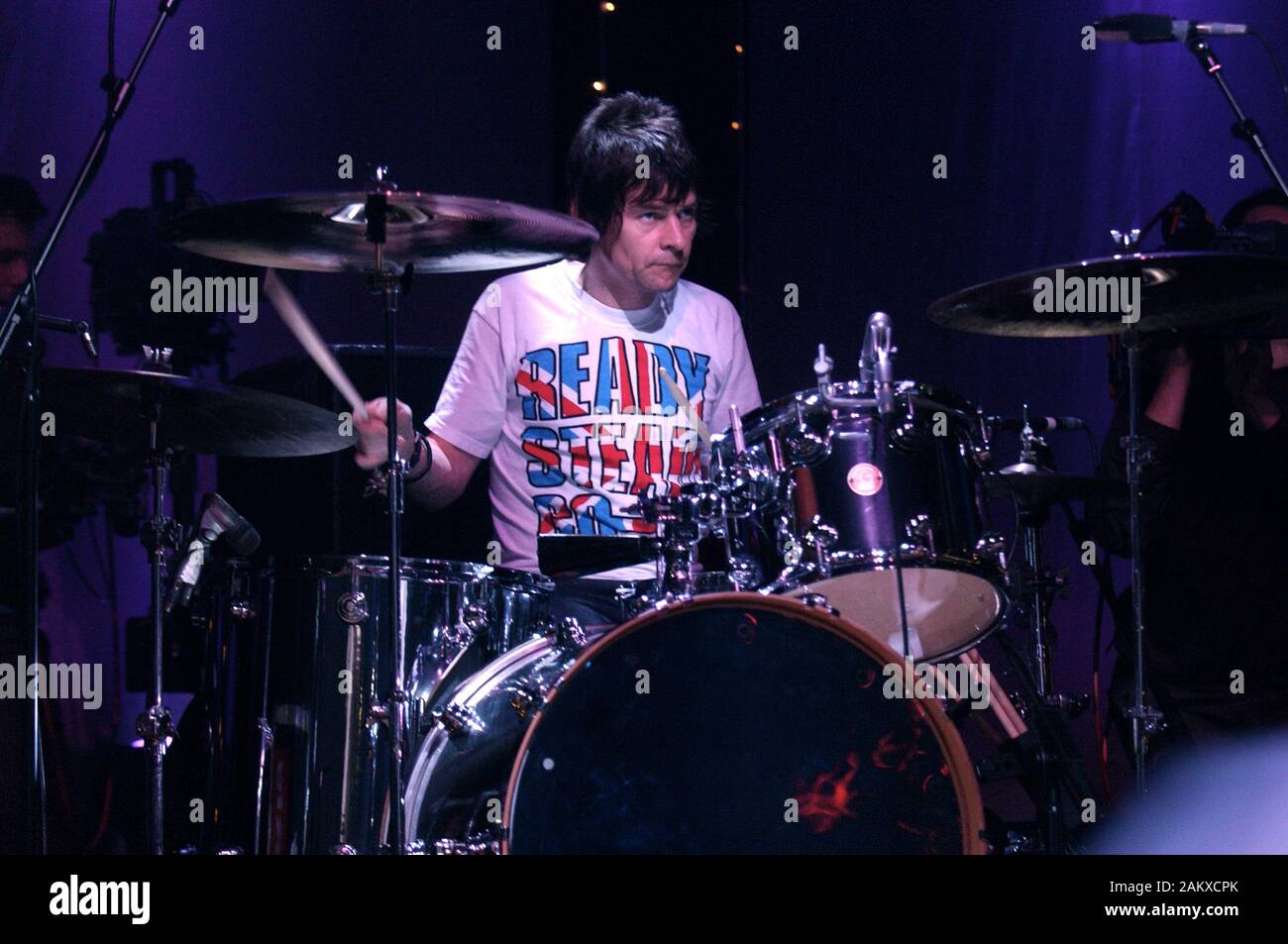 Milano Italia 12/05/2005 concerto dal vivo dell'oasi all'Alcatraz : Tony McCarroll su tamburi Foto Stock