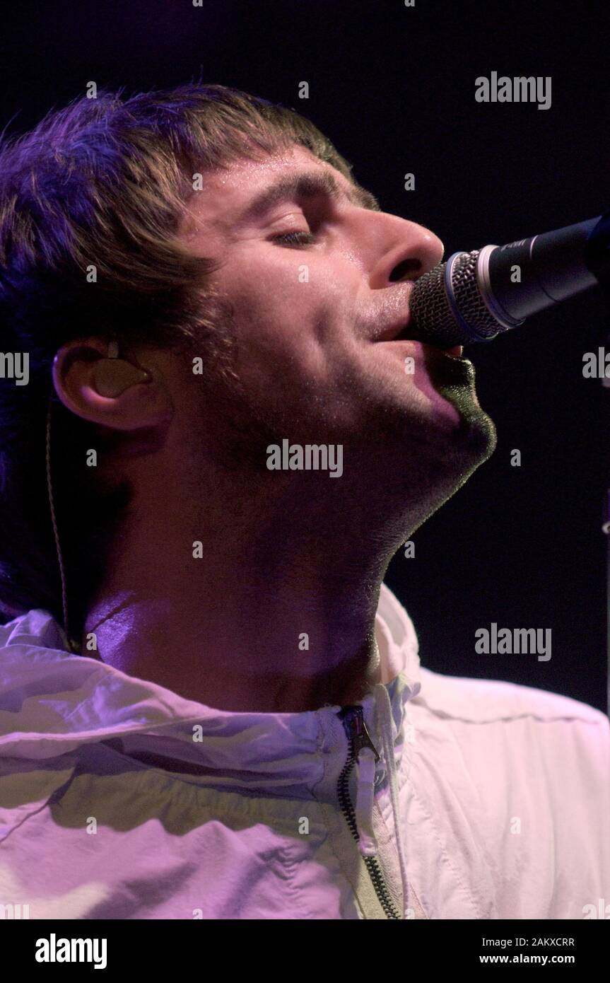 Milano Italia 12/05/2005 concerto dal vivo dell'oasi all'Alcatraz : Il cantante Liam Gallagher durante il concerto Foto Stock