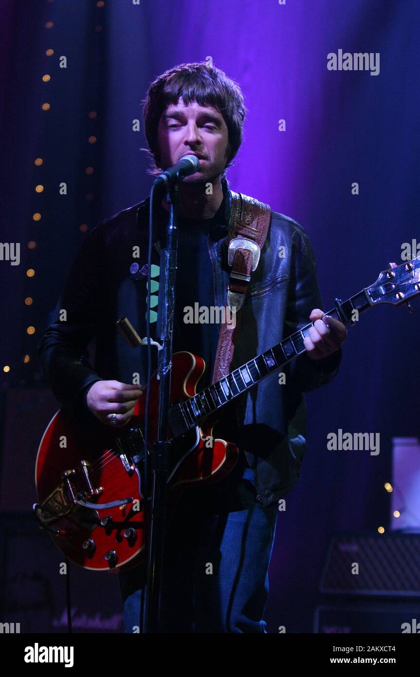 Milano Italia 12/05/2005 concerto dal vivo dell'oasi all'Alcatraz : Il cantante e il chitarrista Noel Gallagher durante il concerto Foto Stock