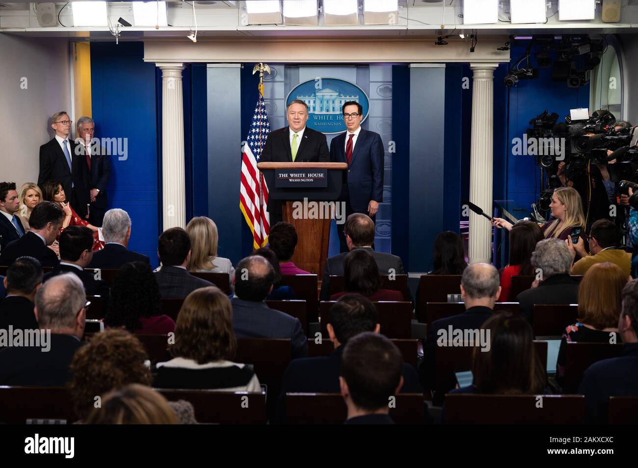 Stati Uniti Il segretario di Stato Mike Pompeo e U.S. Il segretario del Tesoro Steven Mnuchin parlare alla stampa della Casa Bianca Press Briefing Room a Washington. Foto Stock