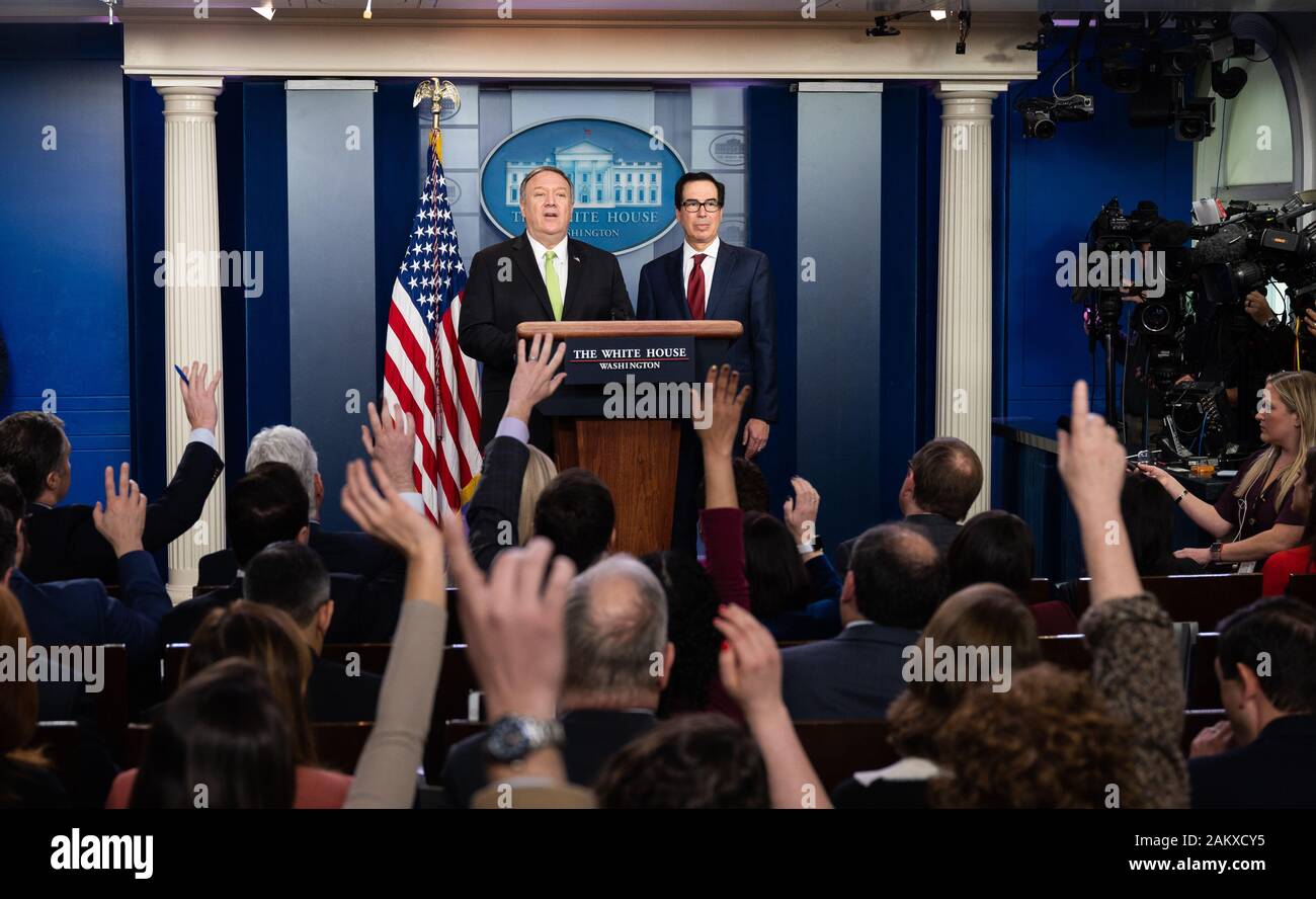 Stati Uniti Il segretario di Stato Mike Pompeo e U.S. Il segretario del Tesoro Steven Mnuchin parlare alla stampa della Casa Bianca Press Briefing Room a Washington. Foto Stock