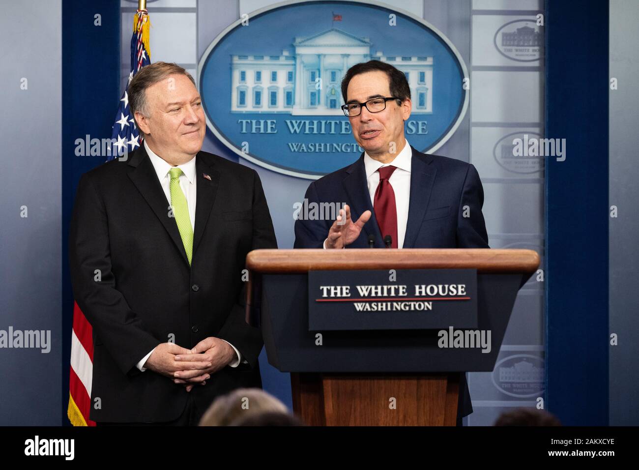 Stati Uniti Il segretario di Stato Mike Pompeo e U.S. Il segretario del Tesoro Steven Mnuchin parlare alla stampa della Casa Bianca Press Briefing Room a Washington. Foto Stock