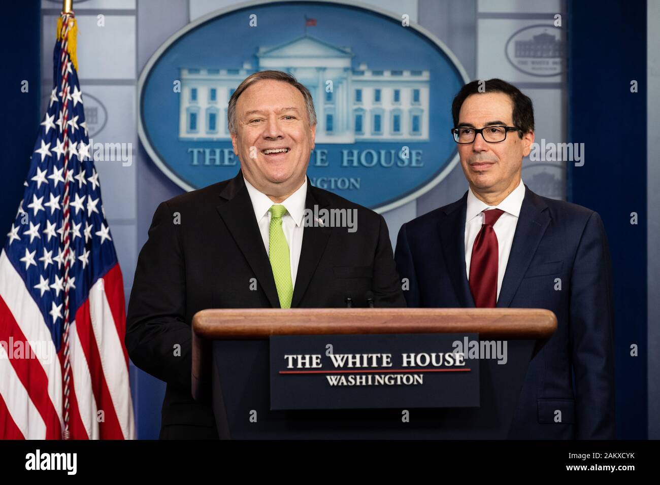 Stati Uniti Il segretario di Stato Mike Pompeo e U.S. Il segretario del Tesoro Steven Mnuchin parlare alla stampa della Casa Bianca Press Briefing Room a Washington. Foto Stock