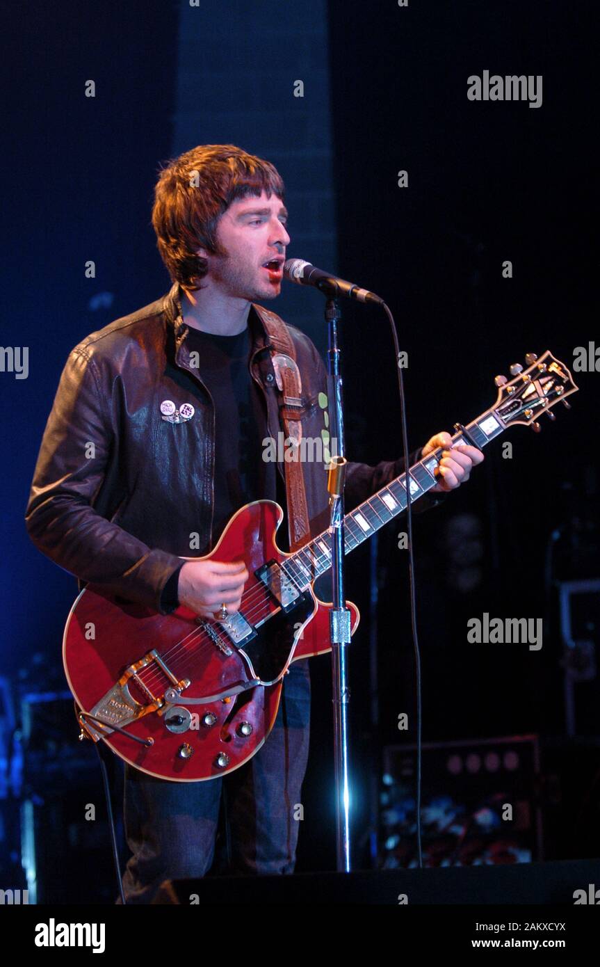 Milano Italia 12/05/2005 concerto dal vivo dell'oasi all'Alcatraz : Il cantante e il chitarrista Noel Gallagher durante il concerto Foto Stock