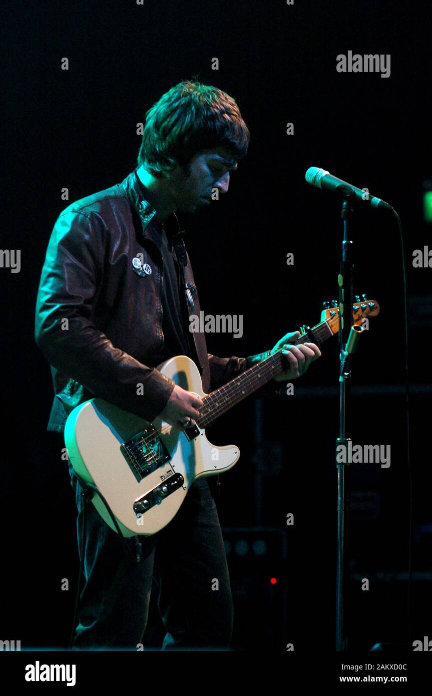 Milano Italia 12/05/2005 concerto dal vivo dell'oasi all'Alcatraz : Il cantante e il chitarrista Noel Gallagher durante il concerto Foto Stock