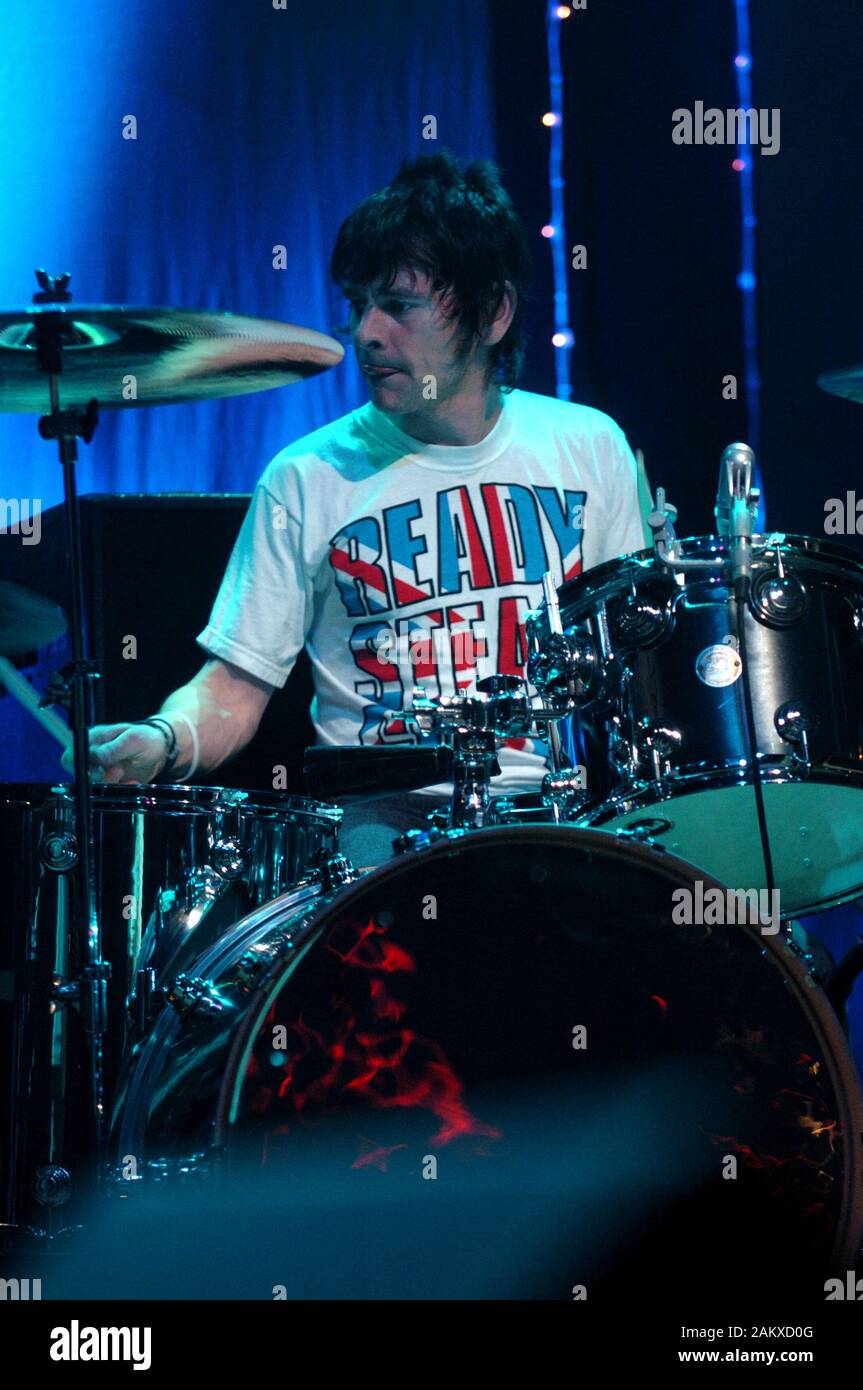 Milano Italia 12/05/2005 concerto dal vivo dell'oasi all'Alcatraz : Tony McCarroll su tamburi Foto Stock