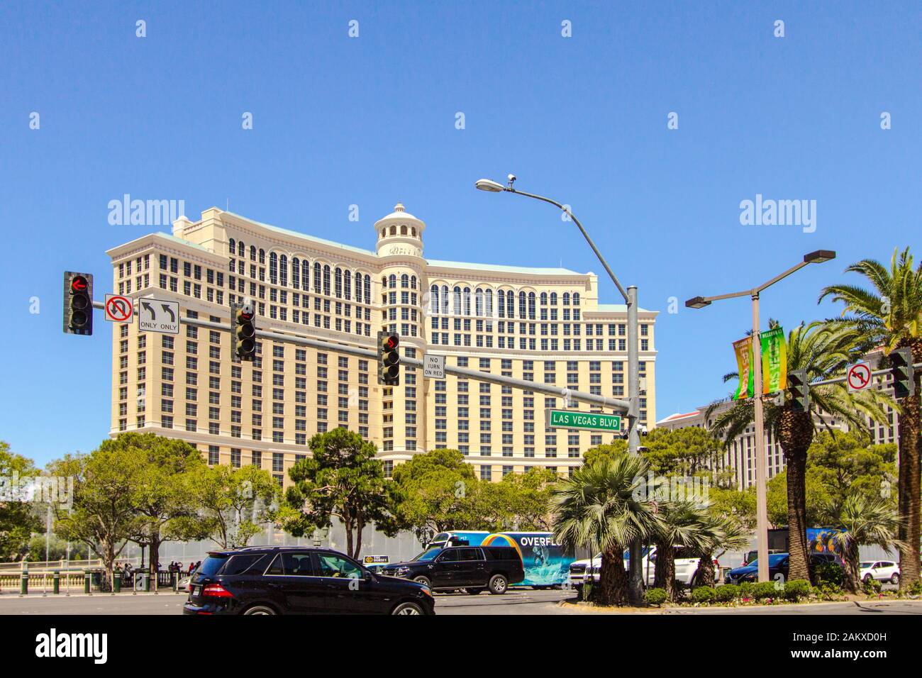 Las Vegas, Nevada, Stati Uniti d'America - 6 Maggio 2019: l'incrocio occupato di Las Vegas Boulevard e Flamingo Road con semaforo sulla Strip di Las Vegas. Foto Stock