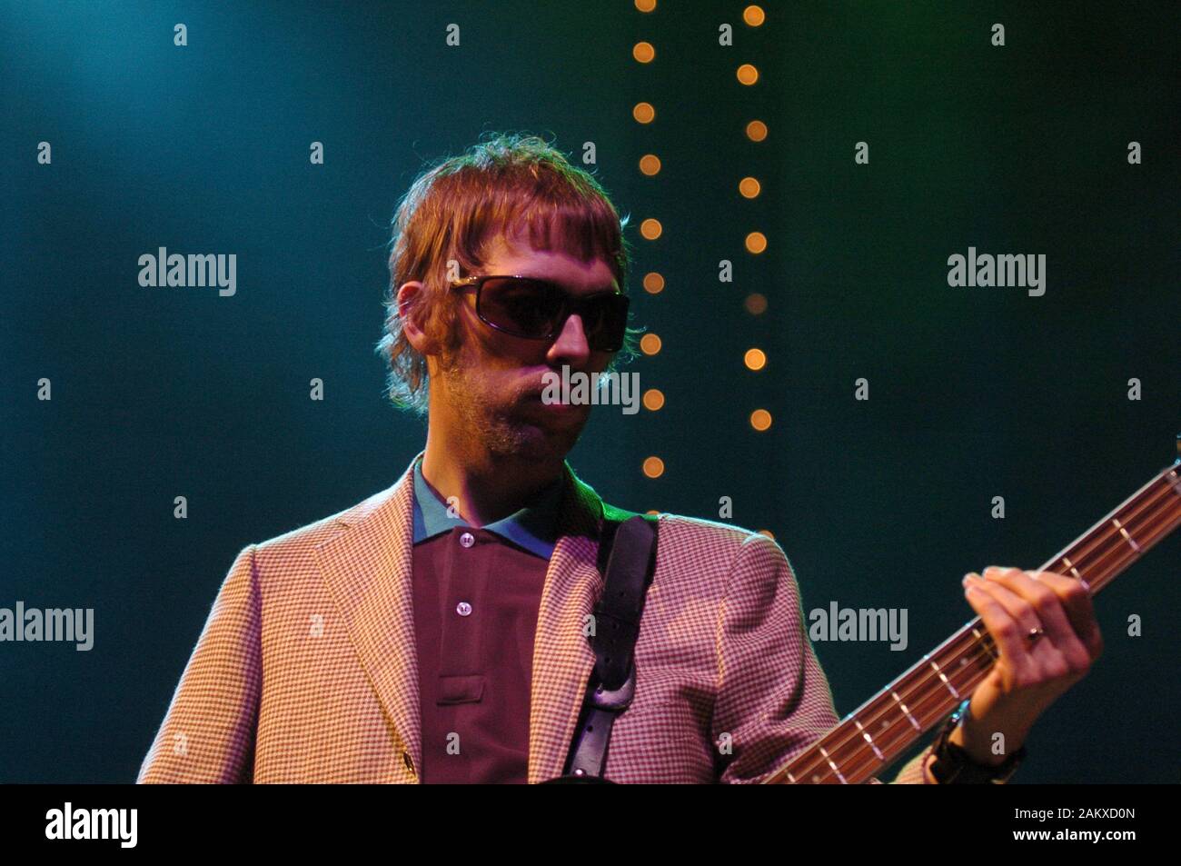 Milano Italia 12/05/2005 concerto dal vivo dell'oasi all'Alcatraz : Paul 'Guigsy' McGuigan sul basso Foto Stock